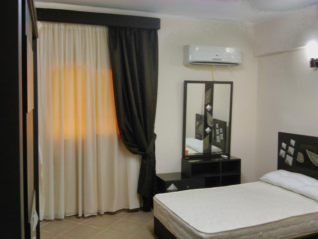 Three-Bedroom Apartment At Louly Beach Resort Айн Сохна Стая снимка